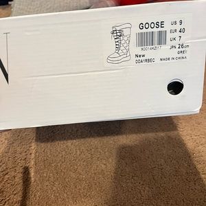 Brand new women’s snow boots never worn